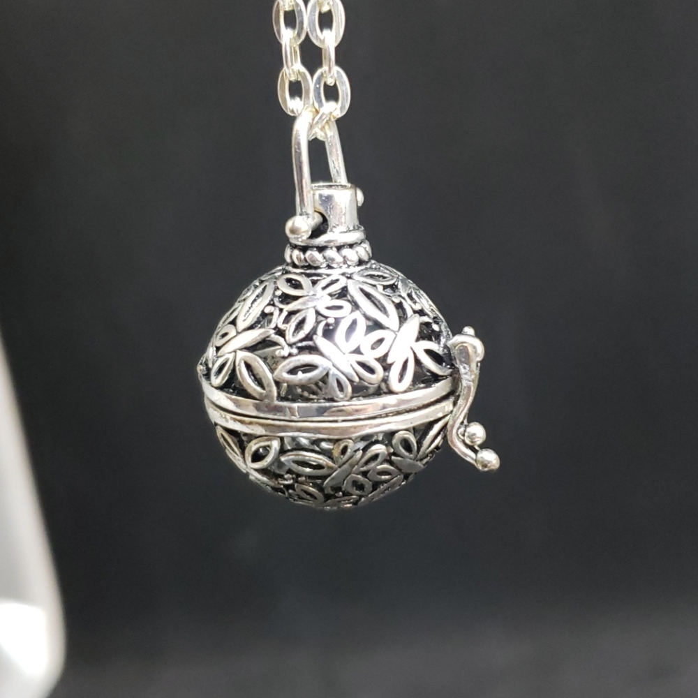 Silvertone cage pendant butterfly/flower design